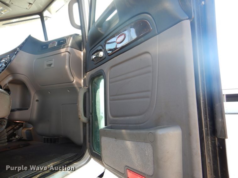 image for item DJ8927 2015 Peterbilt 365  crane truck