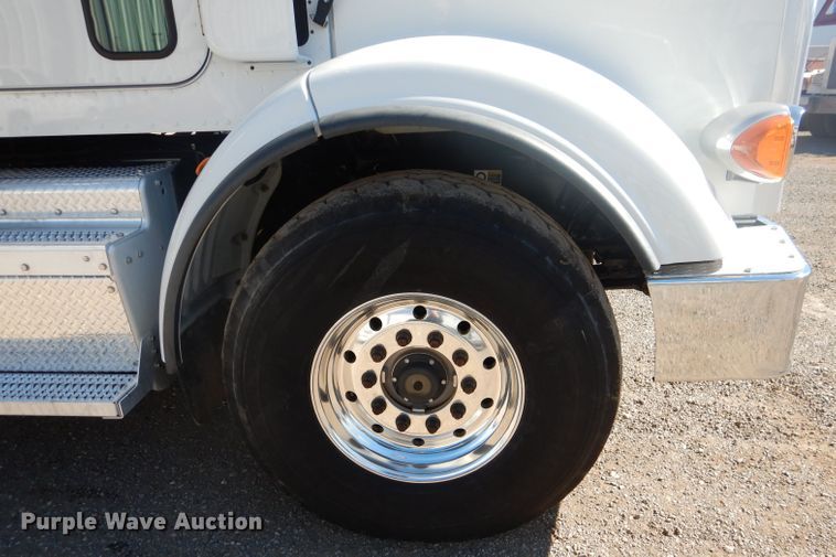 image for item DJ8927 2015 Peterbilt 365  crane truck