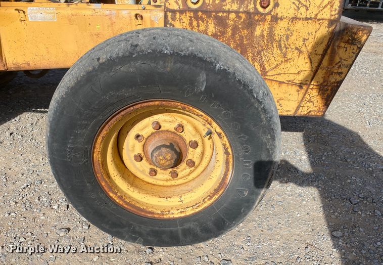 image for item DL1412 Case 585  forklift