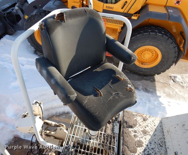 image for item DL5917 Cedarapids Grayhound CR462R  paver