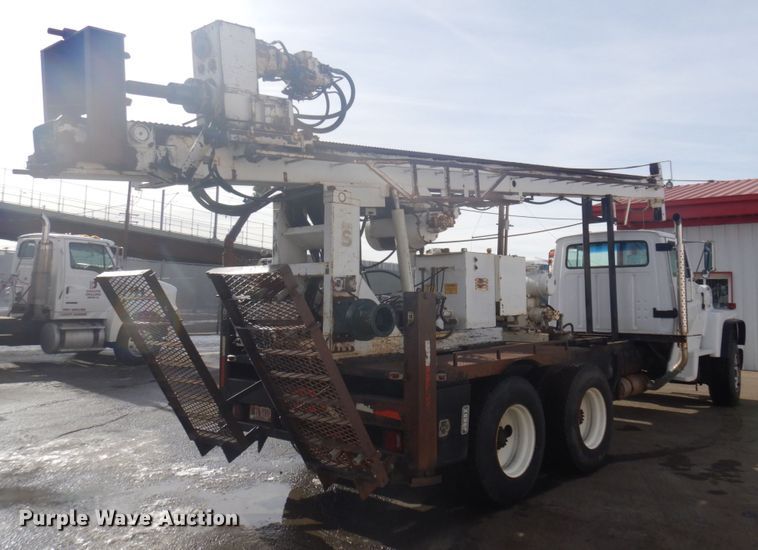 image for item DM5363 1994 Ford L8000  drilling rig truck