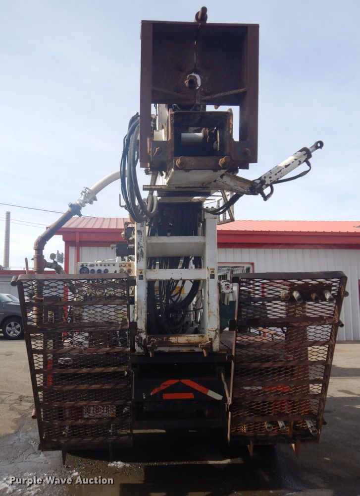 image for item DM5363 1994 Ford L8000  drilling rig truck