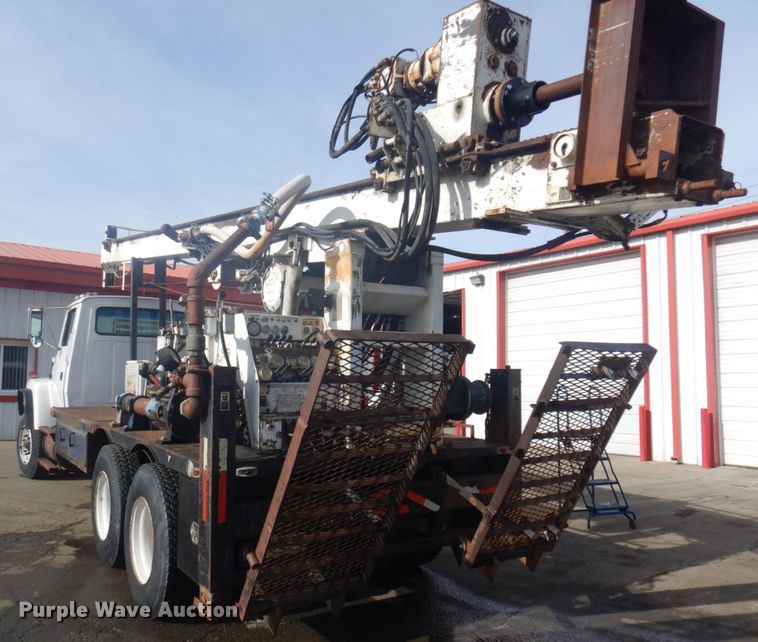 image for item DM5363 1994 Ford L8000  drilling rig truck