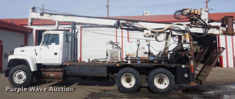 image for item DM5363 1994 Ford L8000  drilling rig truck