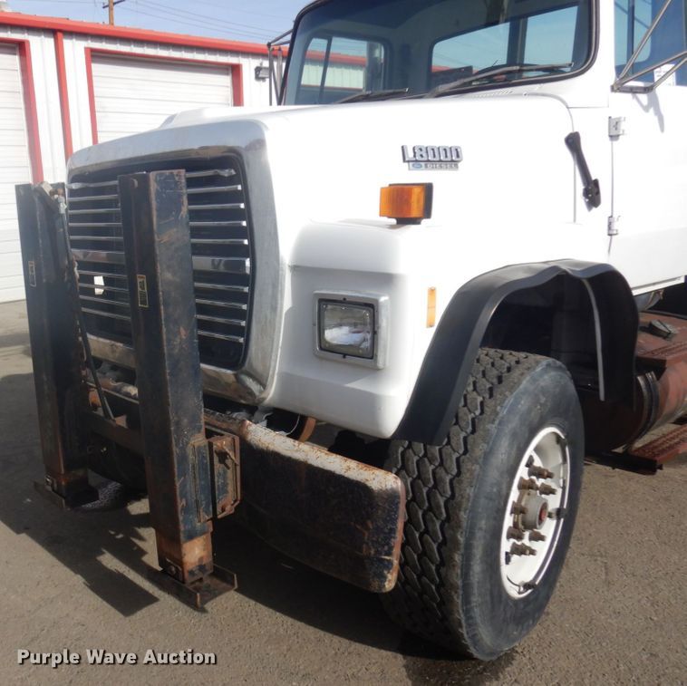 image for item DM5363 1994 Ford L8000  drilling rig truck