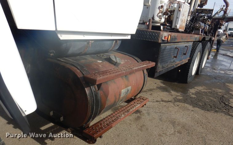 image for item DM5363 1994 Ford L8000  drilling rig truck