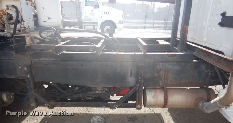 image for item DM5363 1994 Ford L8000  drilling rig truck