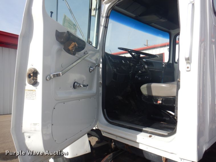 image for item DM5363 1994 Ford L8000  drilling rig truck