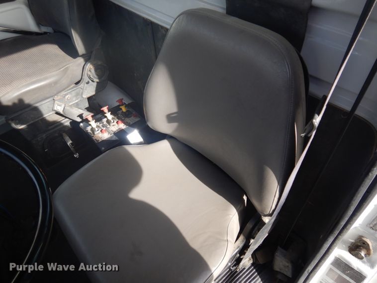 image for item DM5363 1994 Ford L8000  drilling rig truck