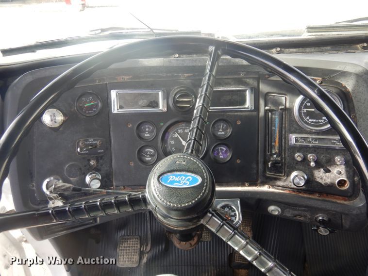 image for item DM5363 1994 Ford L8000  drilling rig truck