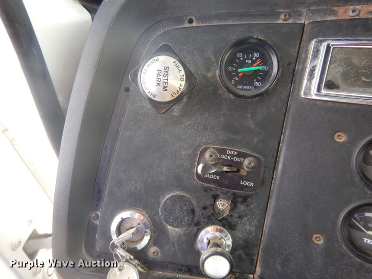 image for item DM5363 1994 Ford L8000  drilling rig truck