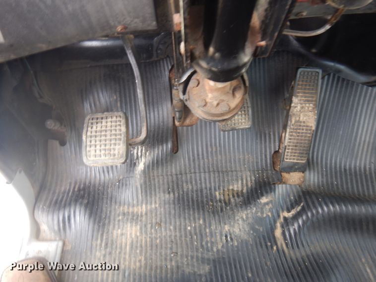 image for item DM5363 1994 Ford L8000  drilling rig truck