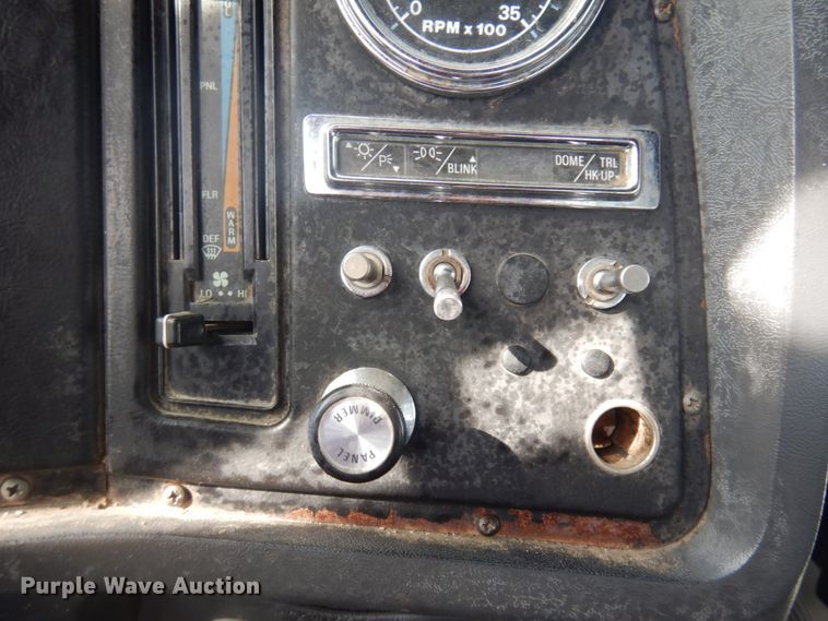 image for item DM5363 1994 Ford L8000  drilling rig truck