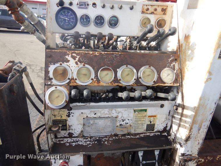 image for item DM5363 1994 Ford L8000  drilling rig truck