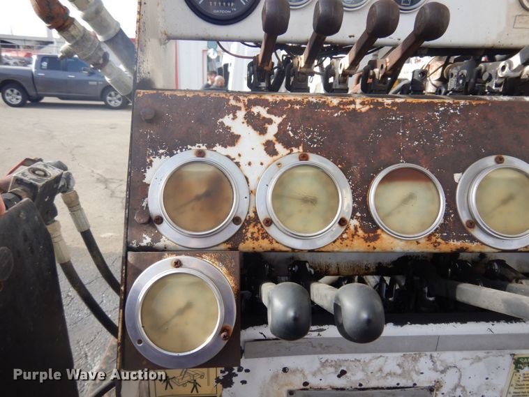 image for item DM5363 1994 Ford L8000  drilling rig truck