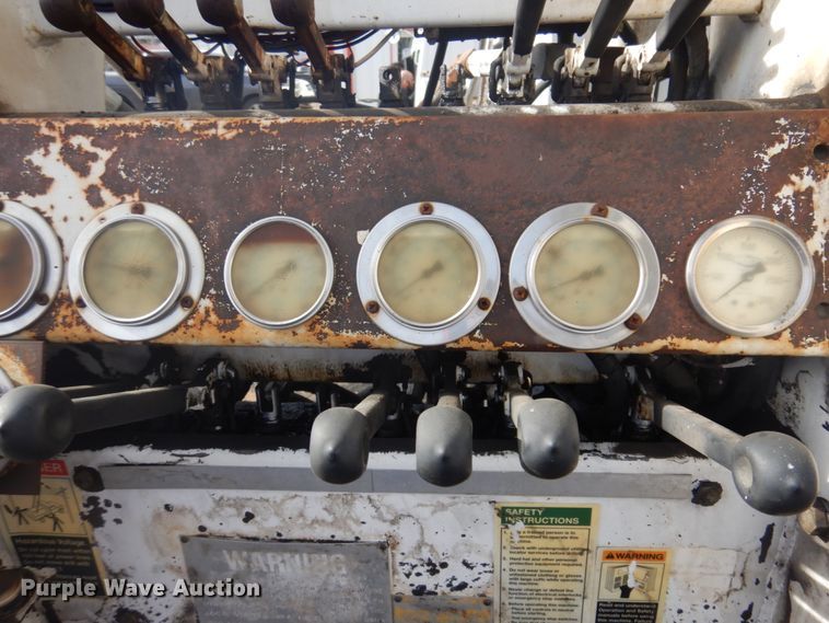 image for item DM5363 1994 Ford L8000  drilling rig truck