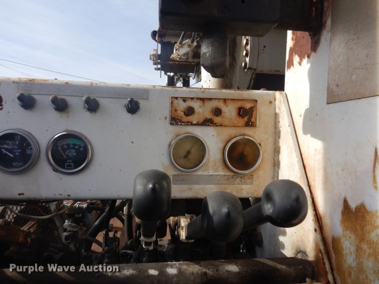 image for item DM5363 1994 Ford L8000  drilling rig truck