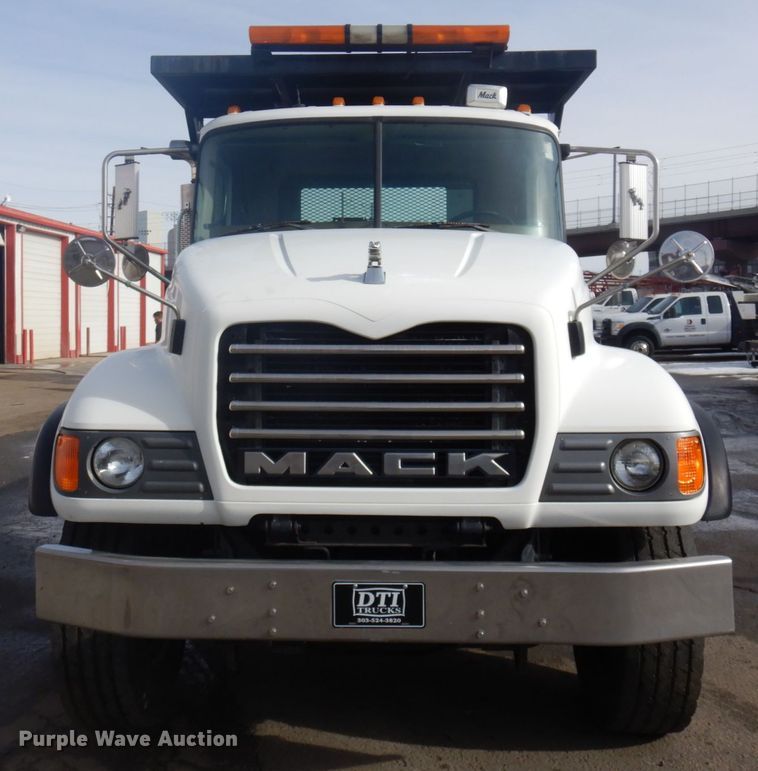 image for item DM5364 2005 Mack CV713  flatbed truck
