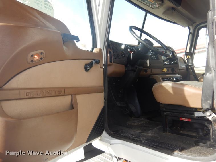 image for item DM5364 2005 Mack CV713  flatbed truck