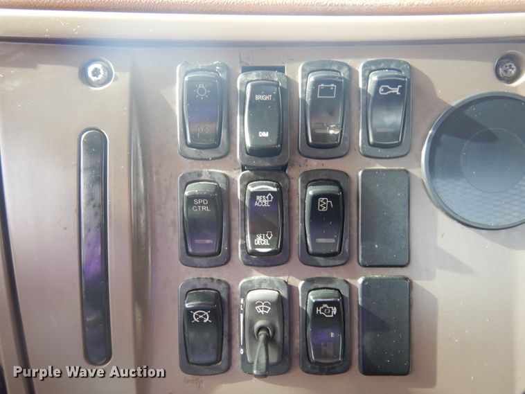 image for item DM5364 2005 Mack CV713  flatbed truck