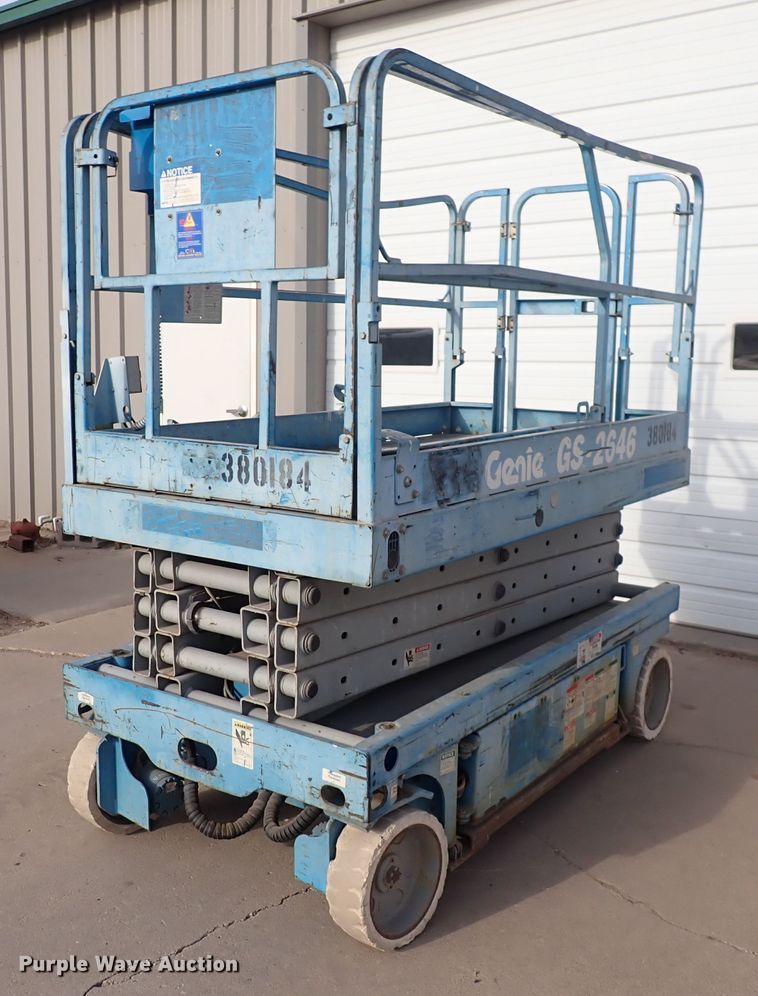image for item DN2405 2001 Genie GS-2646  scissor lift