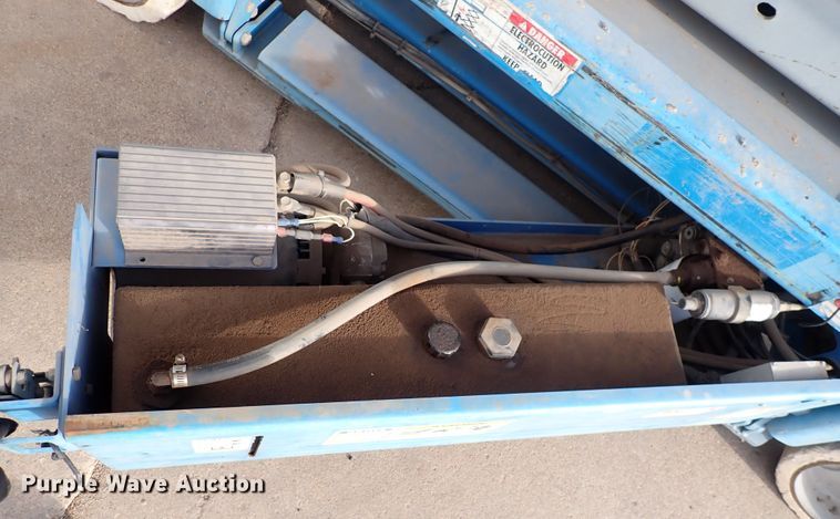 image for item DN2405 2001 Genie GS-2646  scissor lift