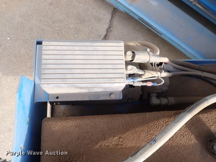 image for item DN2405 2001 Genie GS-2646  scissor lift