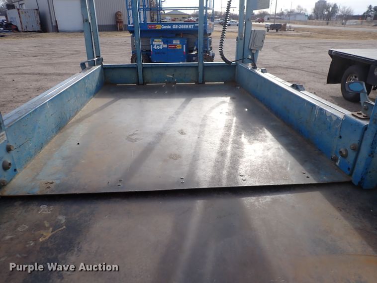 image for item DN2405 2001 Genie GS-2646  scissor lift