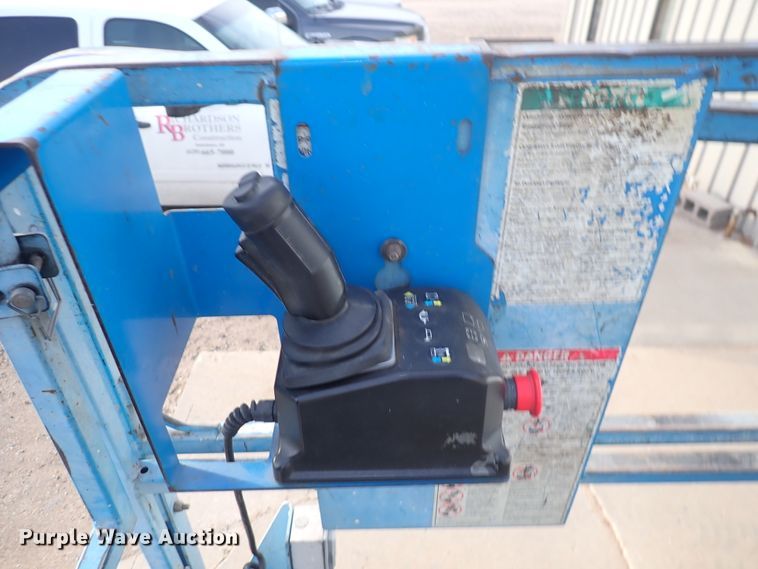 image for item DN2405 2001 Genie GS-2646  scissor lift