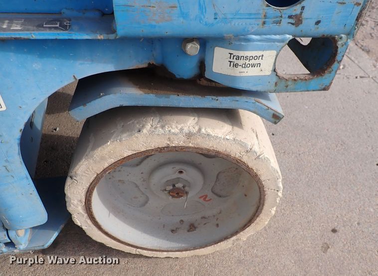 image for item DN2405 2001 Genie GS-2646  scissor lift