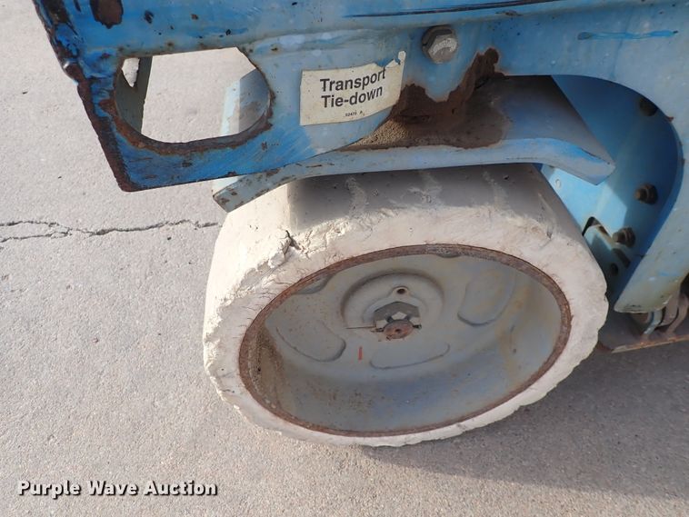 image for item DN2405 2001 Genie GS-2646  scissor lift