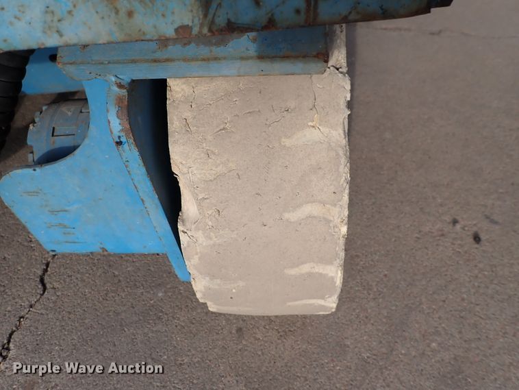 image for item DN2405 2001 Genie GS-2646  scissor lift