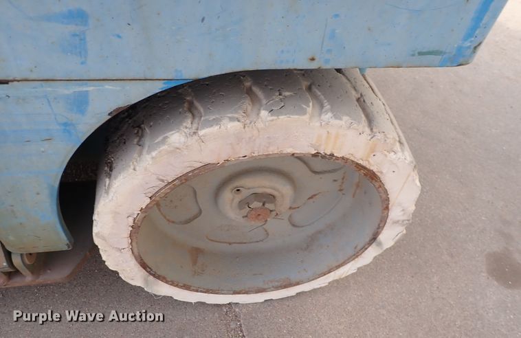 image for item DN2405 2001 Genie GS-2646  scissor lift