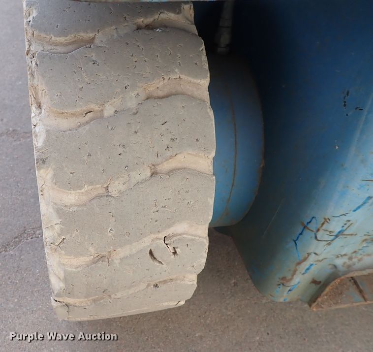 image for item DN2405 2001 Genie GS-2646  scissor lift