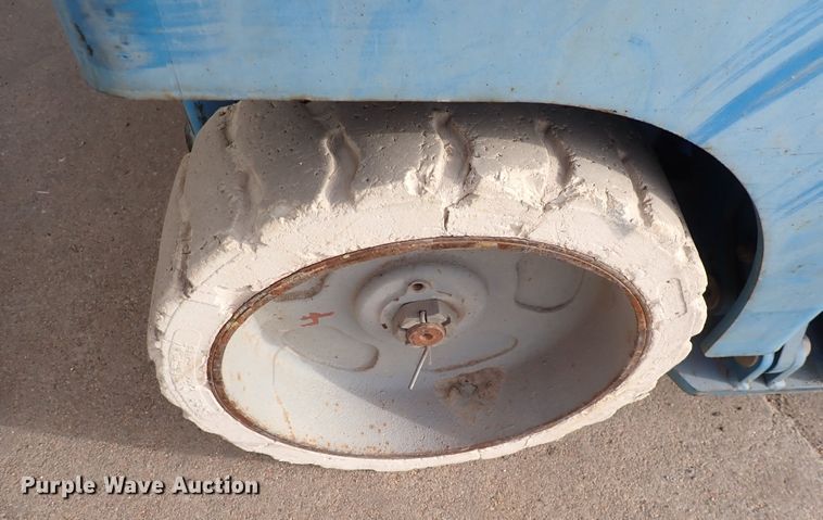 image for item DN2405 2001 Genie GS-2646  scissor lift