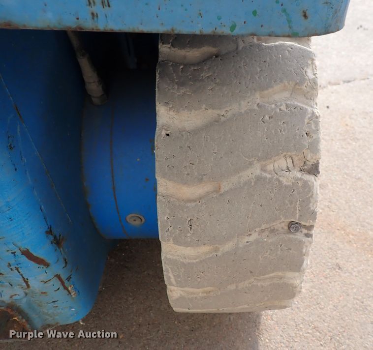 image for item DN2405 2001 Genie GS-2646  scissor lift