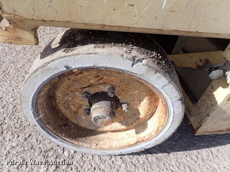 image for item DN2482 2000 JLG 2646-E2  forklift