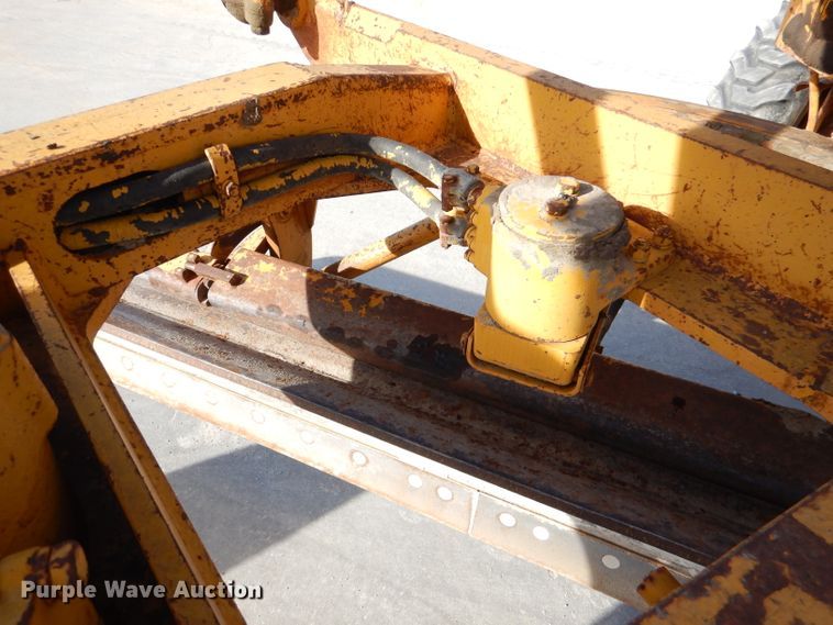 image for item DN5465 1969 Caterpillar 12F  rigid frame motor grader