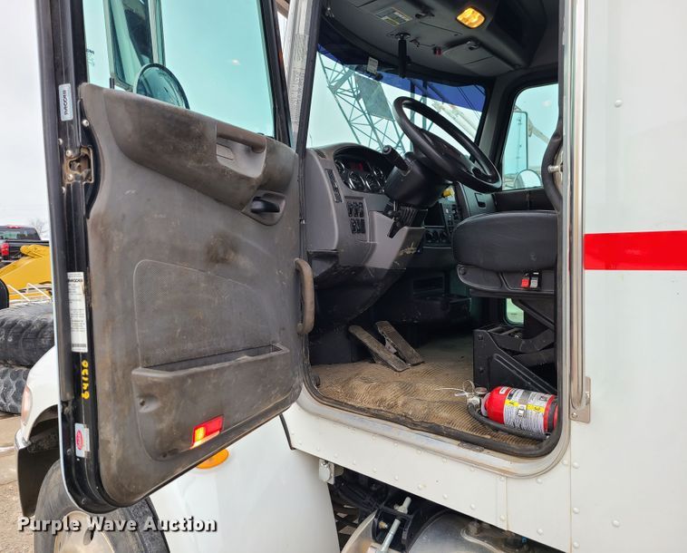 image for item GB9209 2016 Peterbilt 337  utility / service truck