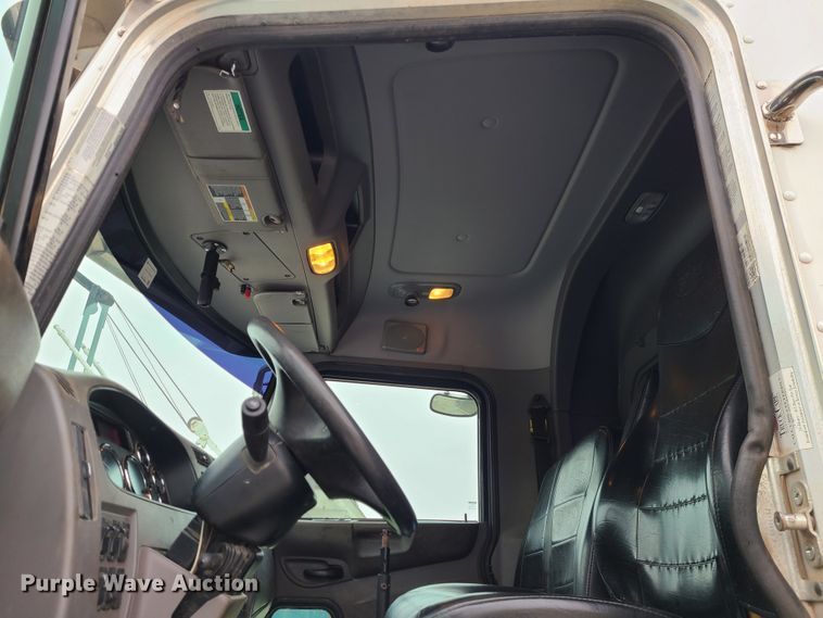 image for item GB9209 2016 Peterbilt 337  utility / service truck