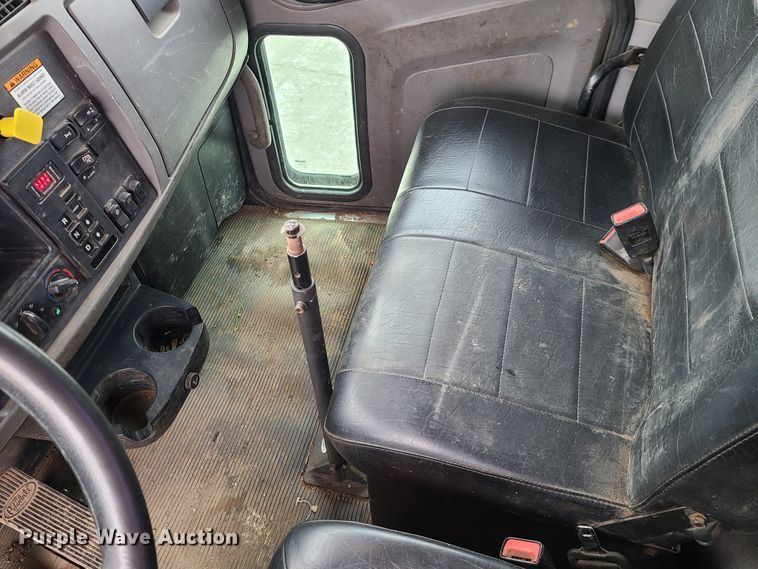 image for item GB9209 2016 Peterbilt 337  utility / service truck