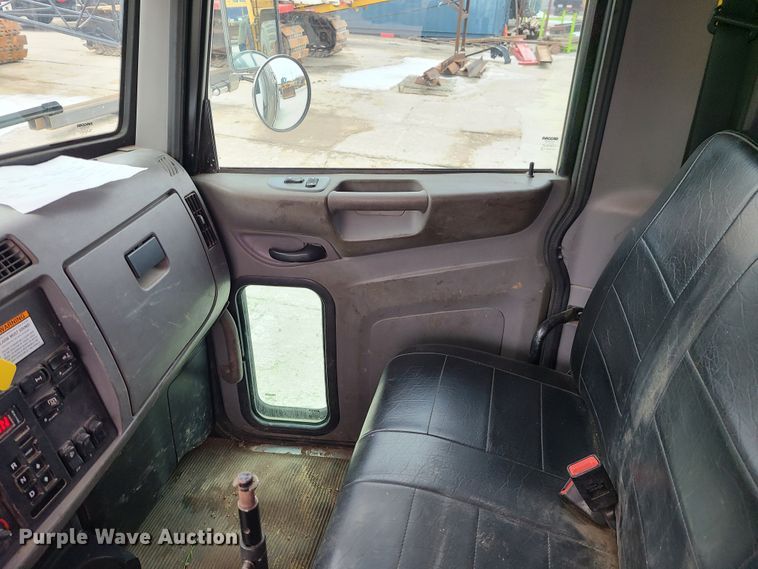 image for item GB9209 2016 Peterbilt 337  utility / service truck