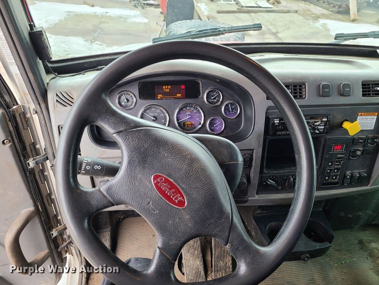 image for item GB9209 2016 Peterbilt 337  utility / service truck