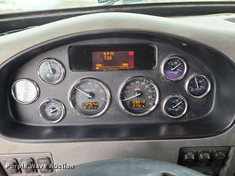 image for item GB9209 2016 Peterbilt 337  utility / service truck