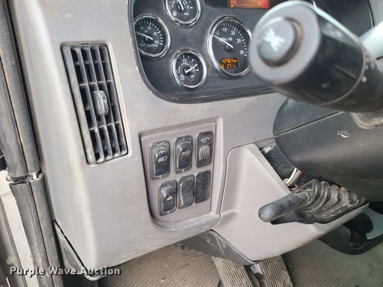 image for item GB9209 2016 Peterbilt 337  utility / service truck