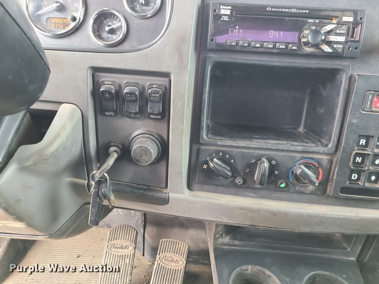 image for item GB9209 2016 Peterbilt 337  utility / service truck