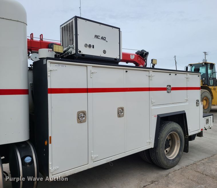 image for item GB9209 2016 Peterbilt 337  utility / service truck