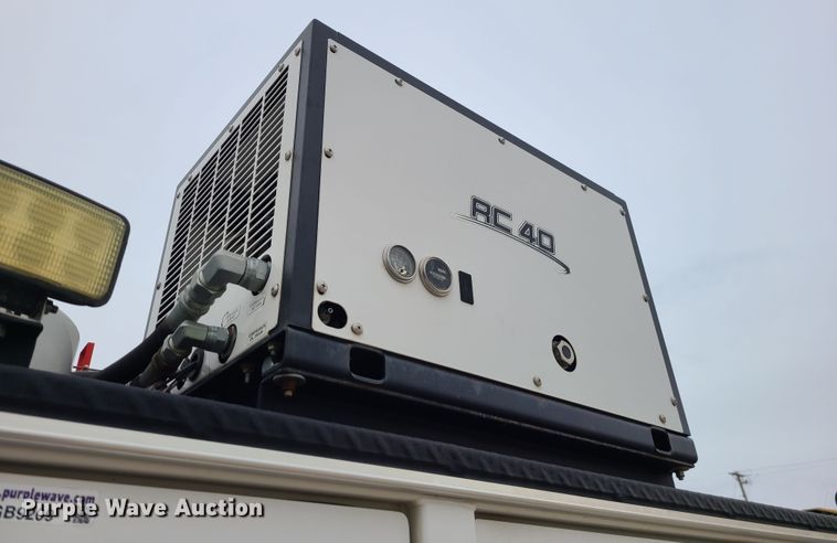 image for item GB9209 2016 Peterbilt 337  utility / service truck