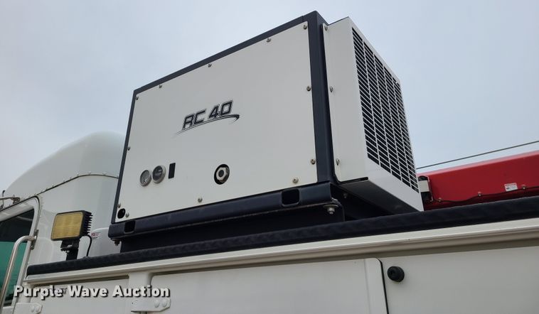 image for item GB9209 2016 Peterbilt 337  utility / service truck