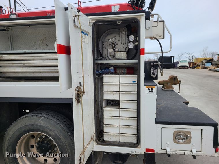 image for item GB9209 2016 Peterbilt 337  utility / service truck